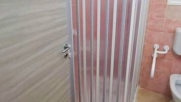 Tremannsrom | Bad | Dusj, hårføner, håndklær og såpe