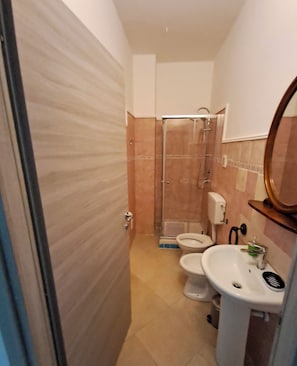Quadruple Room | Bathroom | Shower, hair dryer, towels, soap - L'alba dei principi (Campania)