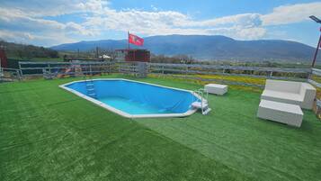 Kolam renang outdoor musiman