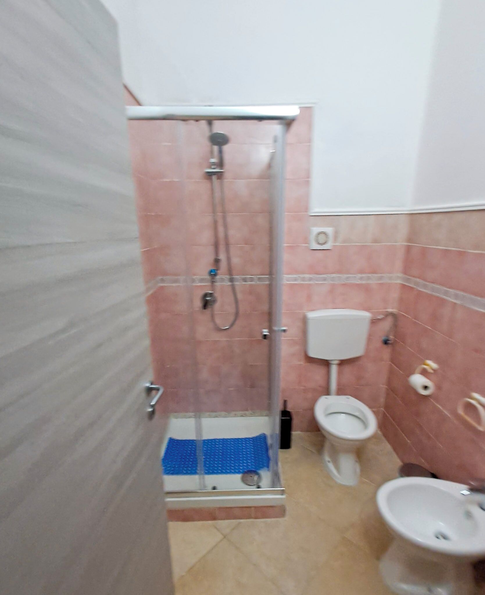 Rom, 1 dobbeltseng | Bad | Dusj, hårføner, håndklær og såpe