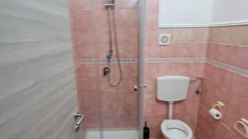 Rom, 1 dobbeltseng | Bad | Dusj, hårføner, håndklær og såpe