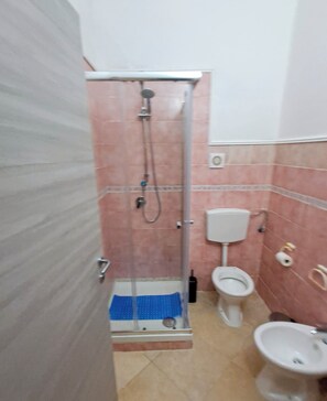 Chambre, 1 lit double | Salle de bain