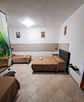 Room, Multiple Beds | Free WiFi - L'alba dei principi (Campania)