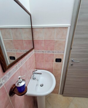 Room, 1 Double Bed | Bathroom | Shower, hair dryer, towels, soap - L'alba dei principi (Campania)