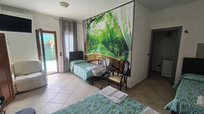 ルーム ベッド (複数台) | WiFi (無料)