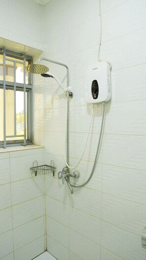 Ilmaiset hygieniatuotteet, hiustenkuivaaja, tohvelit, pyyhkeet