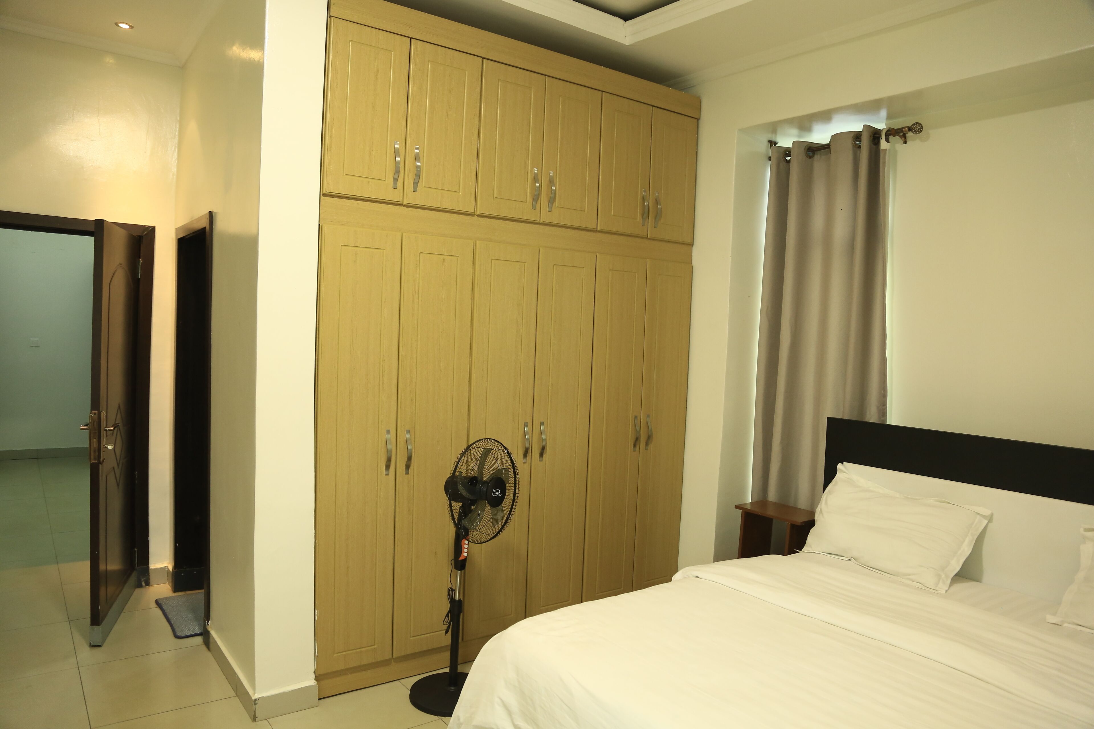 Tallelokero huoneessa, työpöytä