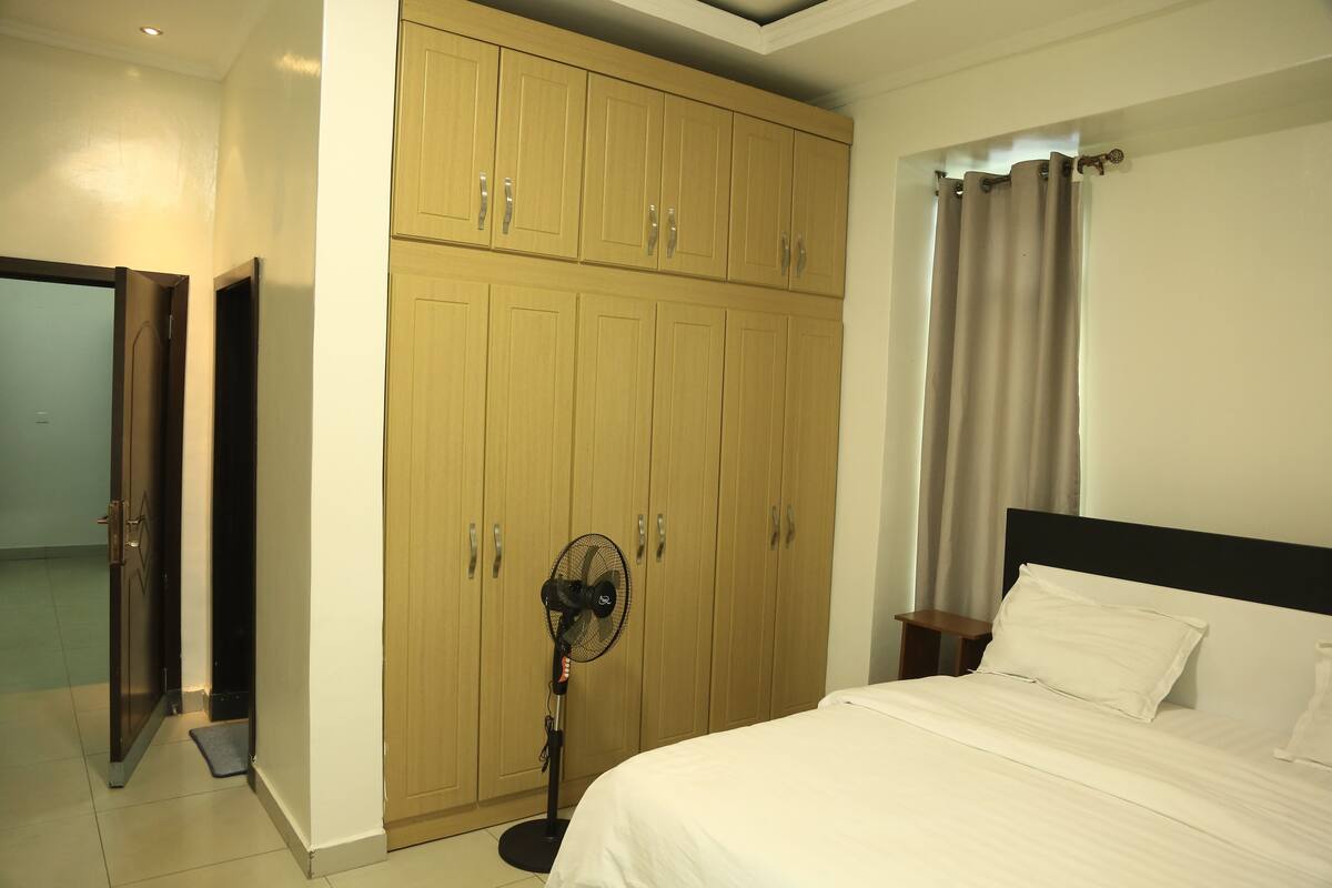 Tallelokero huoneessa, työpöytä