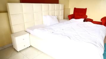 Klassieke tweepersoonskamer, uitzicht op de stad | Een kluis op de kamer, een bureau, een laptopwerkplek