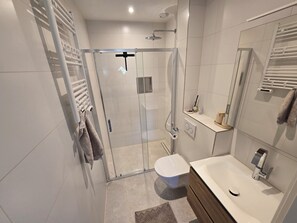 Dusche, Haartrockner, Handtücher, Seife