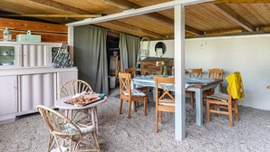 Un coin repas rustique avec des meubles en bois et un bar au style rétro.