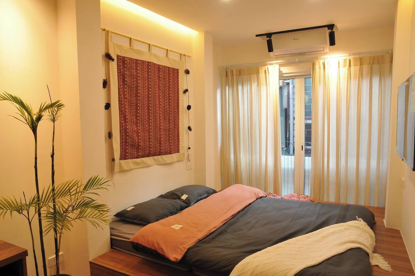 Desk, laptop workspace, free WiFi