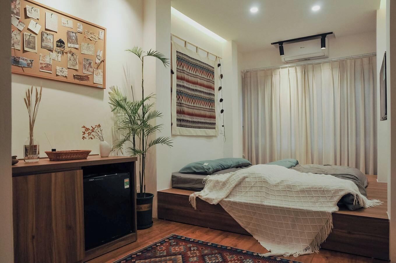 Desk, laptop workspace, free WiFi