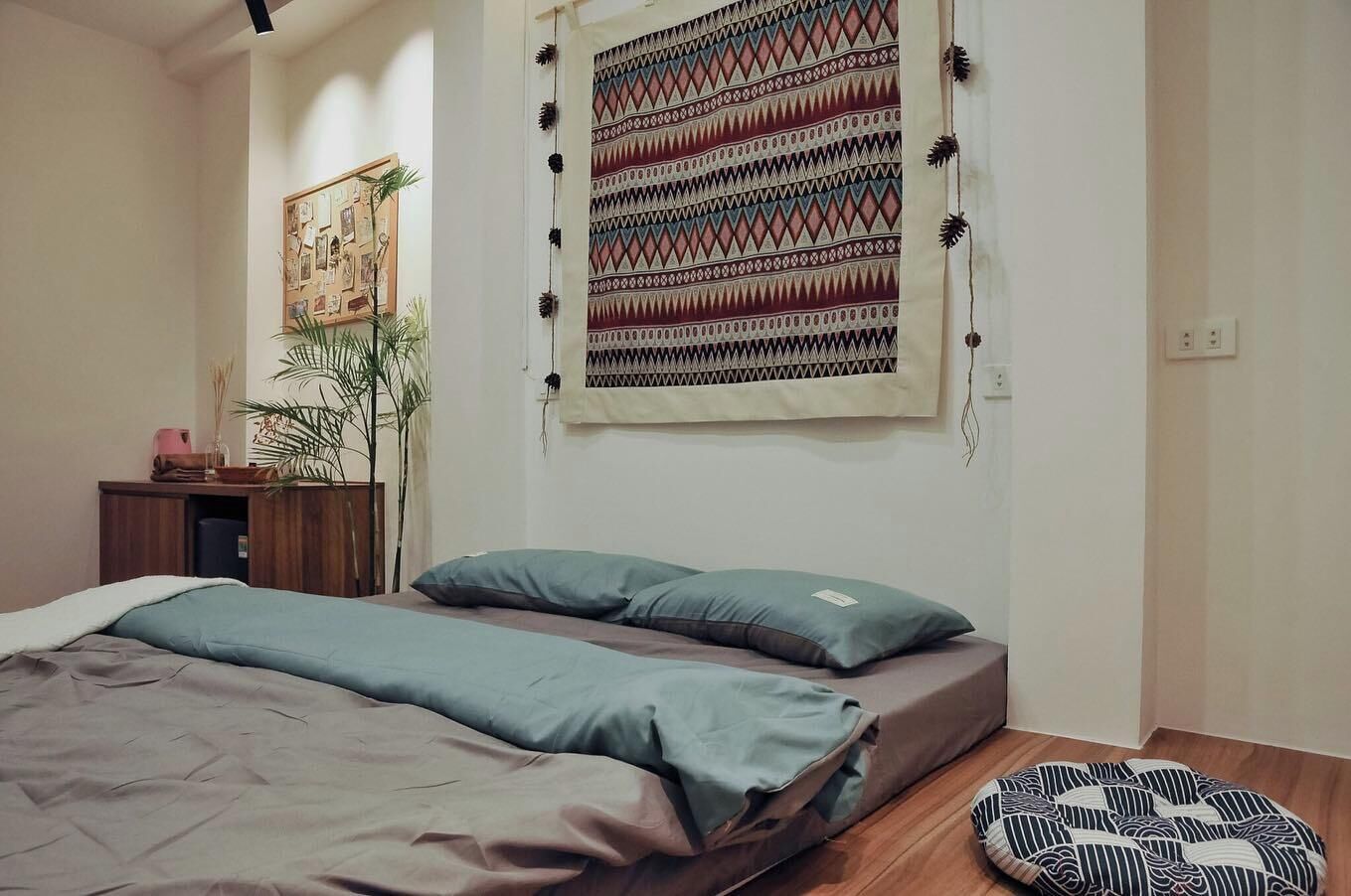 Desk, laptop workspace, free WiFi