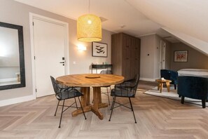 Suite | Dining - Hampton Home B&B Suites (De Koog)