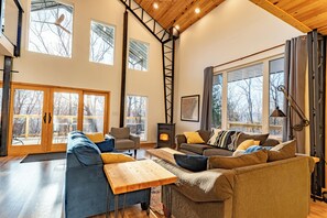 TV, fireplace - Quiet Ozark Mountain Retreat for Families & Friends- Sleeps 12+ (Mount Judea)
