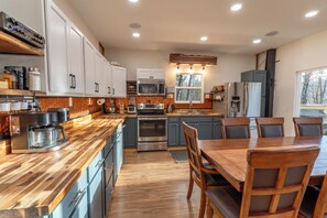 Microwave, oven, stovetop, dishwasher - Quiet Ozark Mountain Retreat for Families & Friends- Sleeps 12+ (Mount Judea)