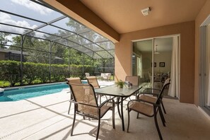 Outdoor dining - Bella Vida 6BR Home – Near Disney Parks (Kissimmee)
