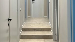 A hallway with a central door, flanked by two doors on each side, leading to individual rooms. - Villa Vittoria, brand new with pool and garden, near the sea, in Cinisi (Palermo)