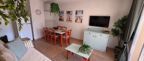 Téléviseur, table de ping-pong