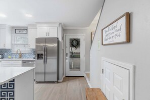 Fridge, microwave, oven, stovetop - 🐾🌴Pet-Friendly Townhome + Community Pool | Summer Lake 15 - Shore to Please (Miramar Beach)
