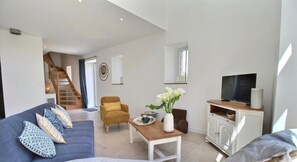 TV, ping pong - Gîte La Grange de Bréhaut: terrace, garden and Wi-Fi (Taupont)