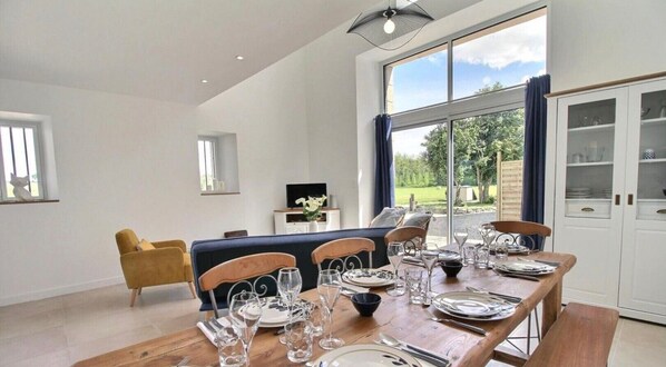 Dining - Gîte La Grange de Bréhaut: terrace, garden and Wi-Fi (Taupont)