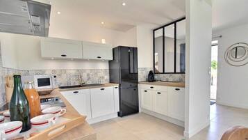 Réfrigérateur, micro-ondes, four, plaque de cuisson