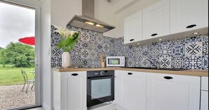 Fridge, microwave, oven, stovetop - Gîte - Le Buis de Bréhaut: terrace, garden and Wi-Fi (Taupont)