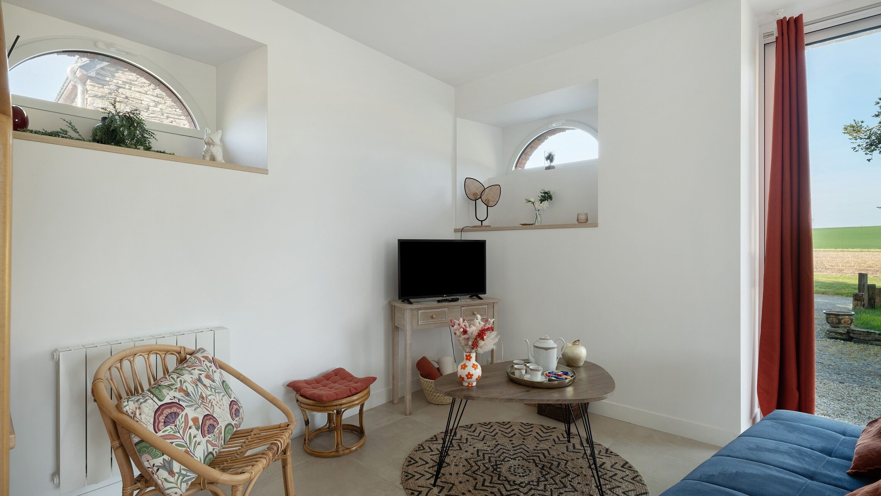 Una televisión, una mesa de tenis de mesa