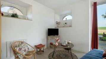 Una televisión, una mesa de tenis de mesa