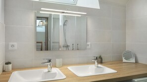 Shower - Gîte - Le Buis de Bréhaut: terrace, garden, and Wi-Fi (Taupont)