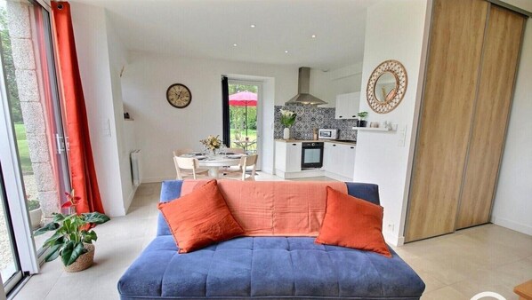 TV, ping pong - Gîte - Le Buis de Bréhaut: terrace, garden and Wi-Fi (Taupont)