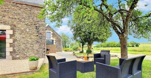 Terrace/patio - Gîte - Le Buis de Bréhaut: terrace, garden and Wi-Fi (Taupont)