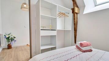 Iron/ironing board, WiFi, bed sheets