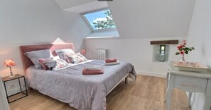 Tabla de planchar con plancha, wifi, ropa de cama