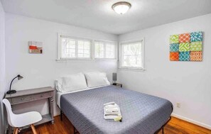3 bedrooms, iron/ironing board, travel cot, WiFi - Ranch W/ Hot Tub~ by Arprt/Dtwn/UofR/RIT W/AC (Rochester)