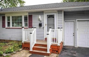 Exterior detail - Ranch W/ Hot Tub~ by Arprt/Dtwn/UofR/RIT W/AC (Rochester)