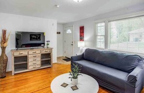 TV, video games - Ranch W/ Hot Tub~ by Arprt/Dtwn/UofR/RIT W/AC (Rochester)