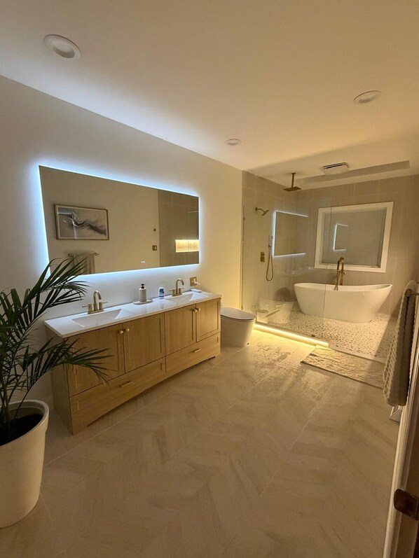 Dusche, Bidet, Handtücher, Seife
