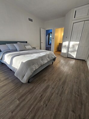 6 bedrooms, iron/ironing board, WiFi, bed sheets