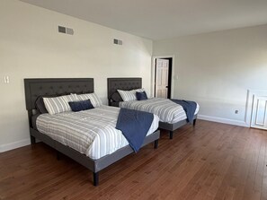 6 bedrooms, iron/ironing board, WiFi, bed sheets