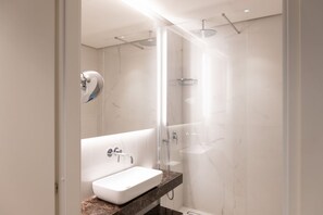 Regadera, bidet, toallas, shampoo 