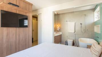 Deluxe Apartment, City View | Blackout curtains, iron/ironing board, free WiFi