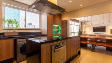 Deluxe Apartment, City View | Private kitchen