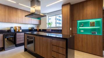 Apartamento luxo, vista para a cidade | Cozinha privada