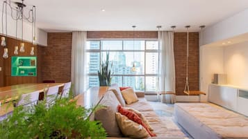Deluxe Apartment, City View | Living area