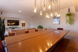 Apartamento luxo, vista para a cidade | Opções para refeição