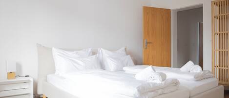 Iron/ironing board, internet, bed sheets