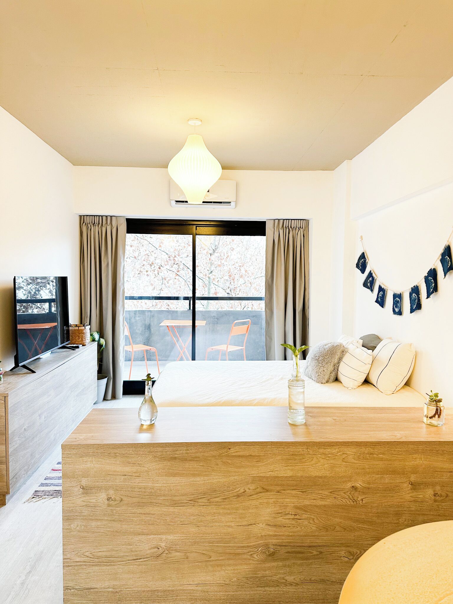 Tabla de planchar con plancha, acceso a internet y ropa de cama 